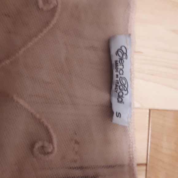 A flowery blouse - Picture 3 of 3